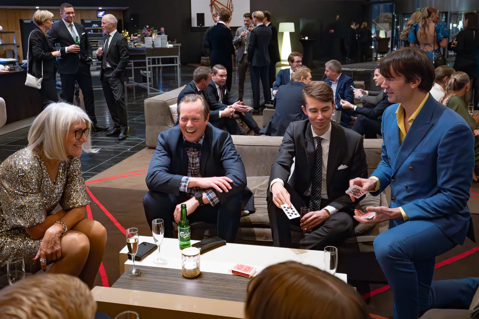 Christian Wedoy mingler med trylling blant gjestene på firmafest