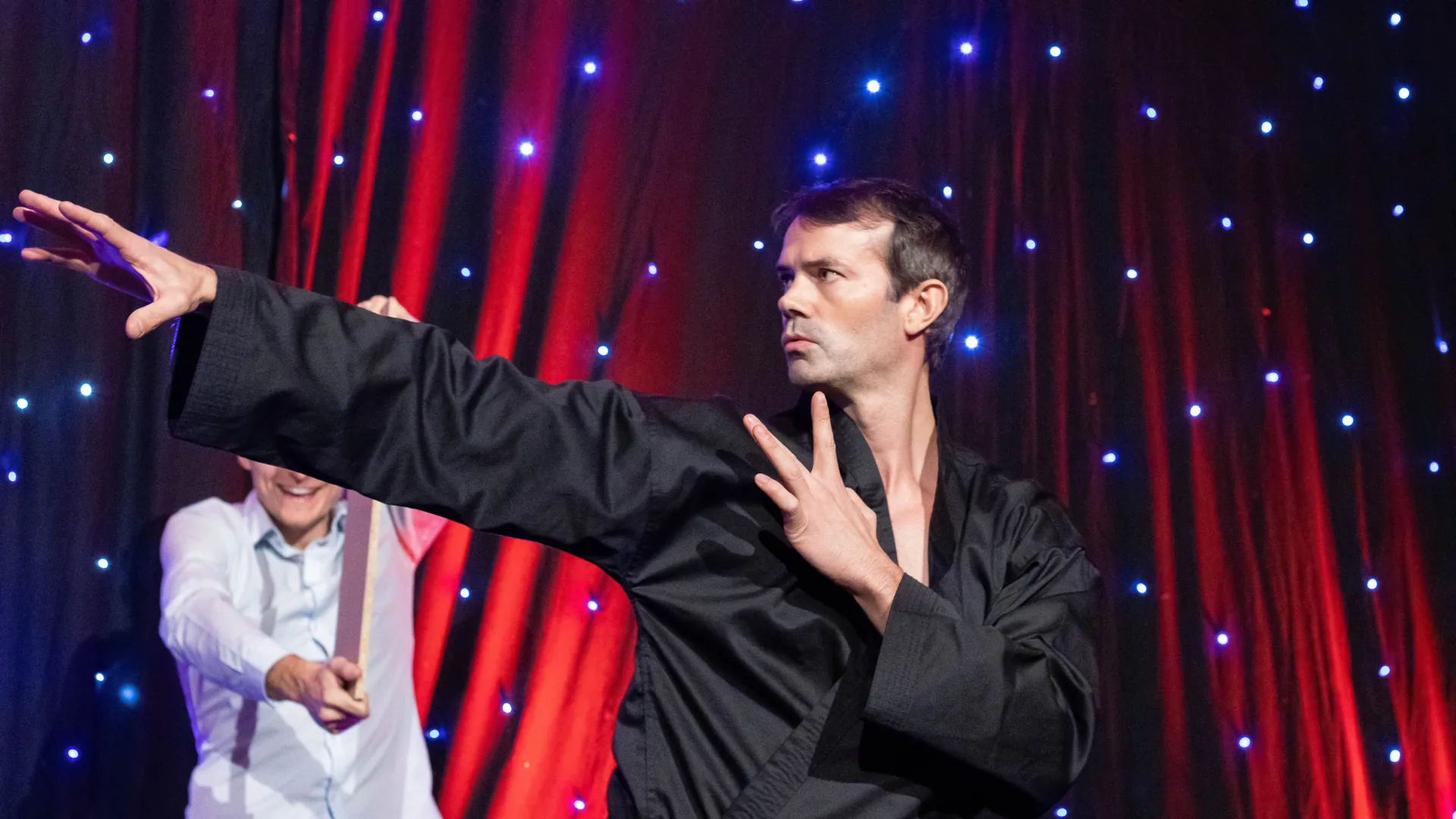 Tryllekunstner Christian Wedoy på scenen under et sceneshow