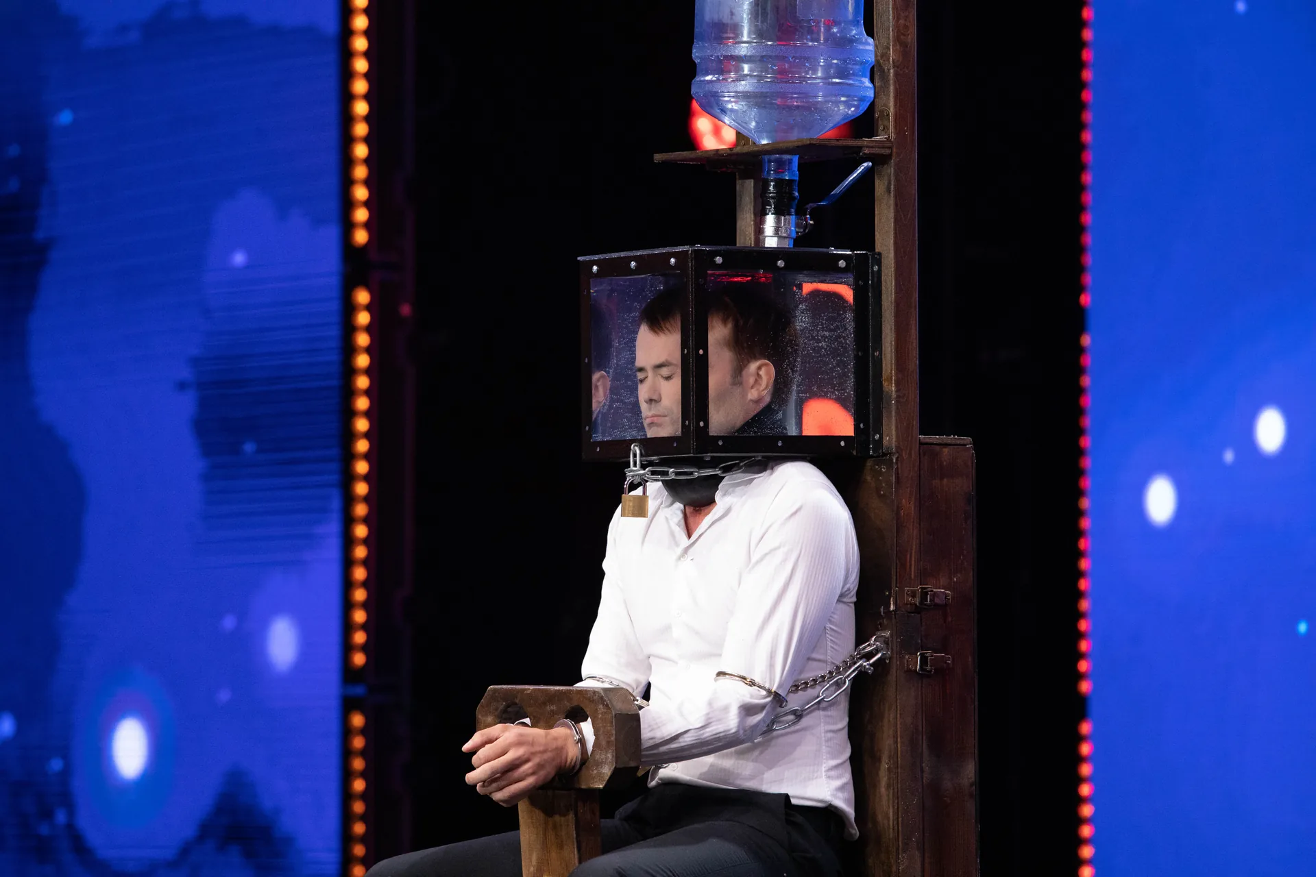 Christian Wedoy under vann under et utbryternummer