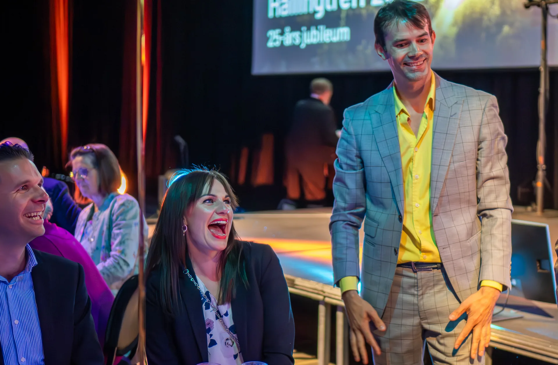 Christian Wedoy underholder gjester på firmaevent