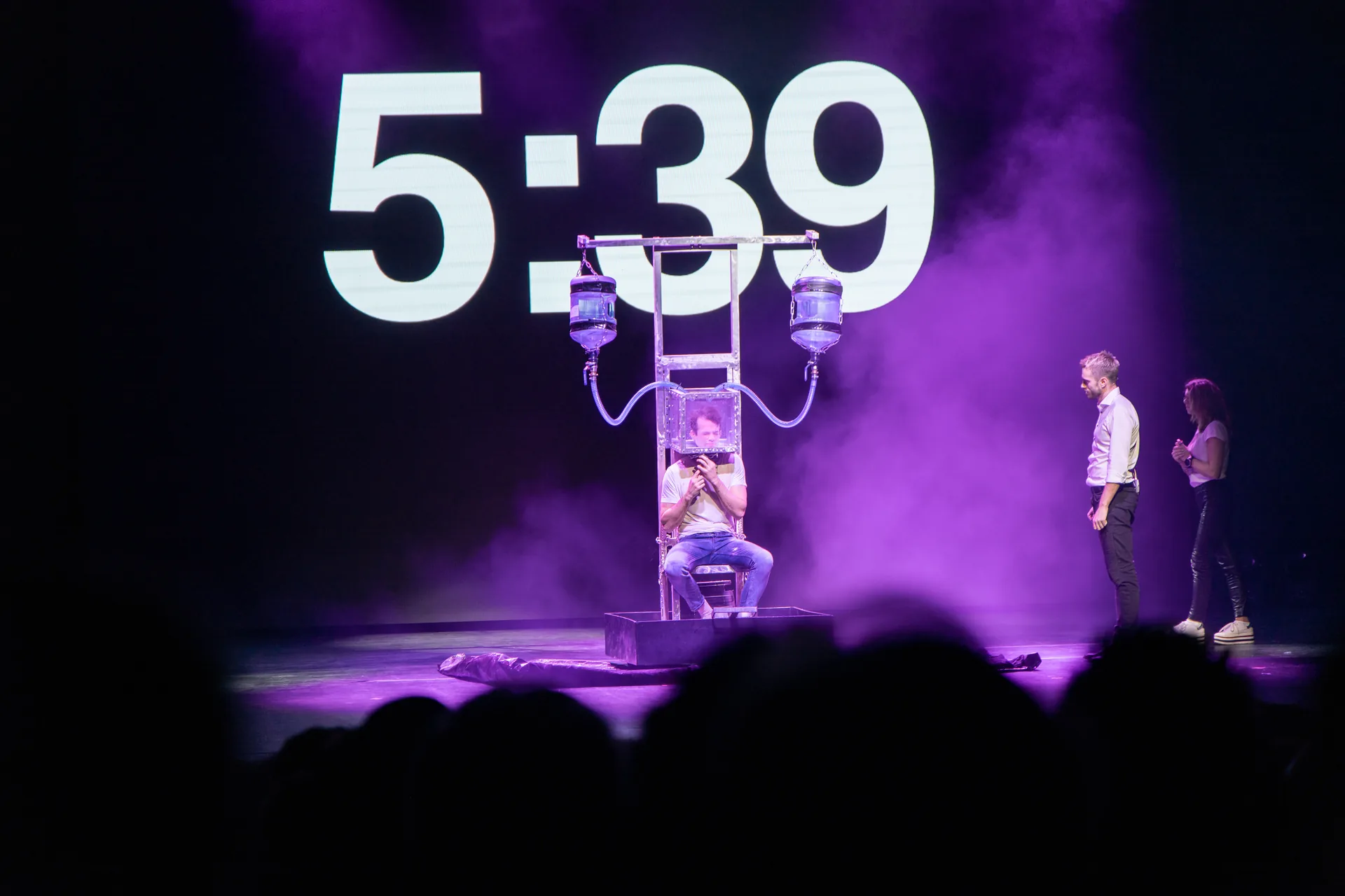 Undervannsflukt med tidtaker på scenen